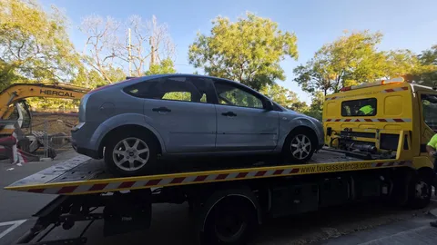 Recogida de un coche con grúa